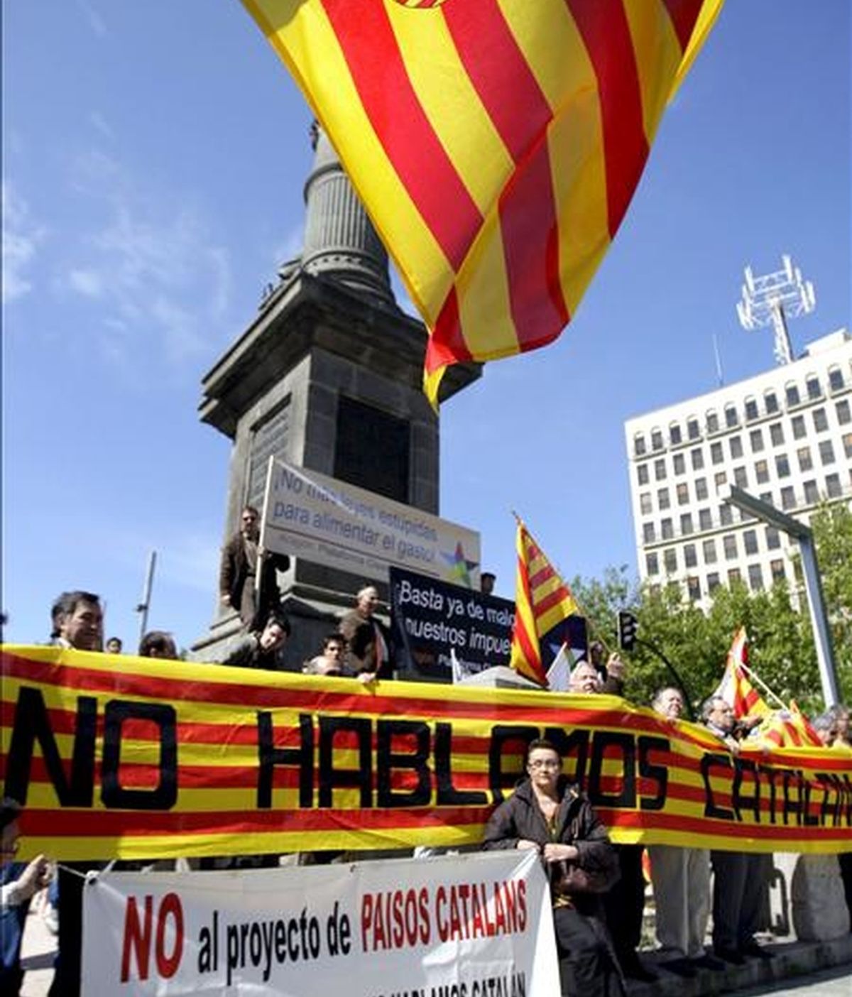 La Plataforma No Hablamos Catalán, se ha manifestado hoy por el centro de Zaragoza bajo el lema "No a la imposición del catalán en Aragón". EFE