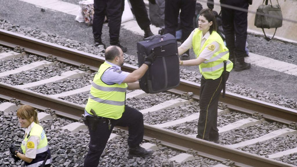El auxilio de los vecinos y el rescate de los pasajeros del tren Alvia, en fotos