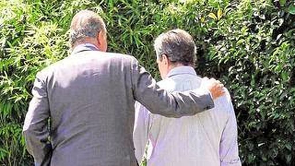 Fotografía de Adolfo Suárez paseando junto al rey Juan Carlos