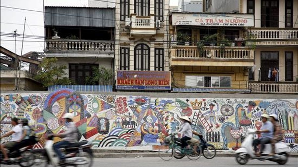 Fotografía facilitada por el artista callejero 3TTman (Trois Tête man) que ha transformado un desangelado muro gris a orillas del río Rojo a su paso por Hanoi en una obra de arte moderna y en un nuevo icono de la capital vietnamita, por iniciativa de España. EFE