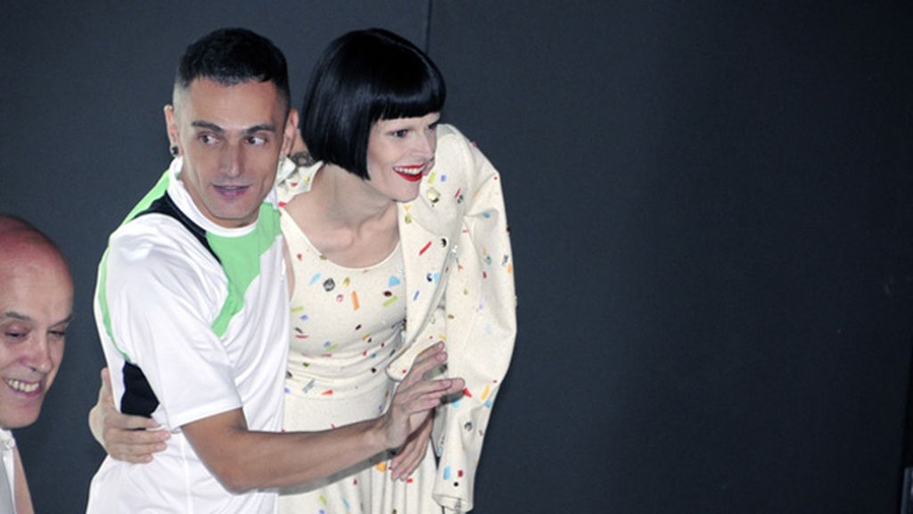 David Delfín y su musa saludaron al publico al término del desfile