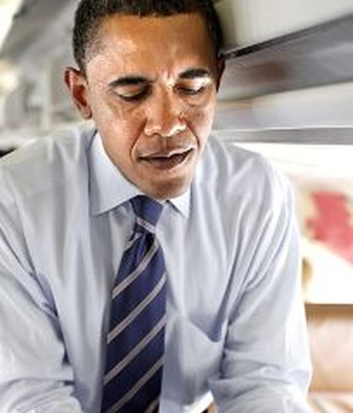 Barack Obama con su Blackberry durante su campaña electoral, impulsa un proyecto para implantar un ID para los usuarios de internet. Foto archivo AP