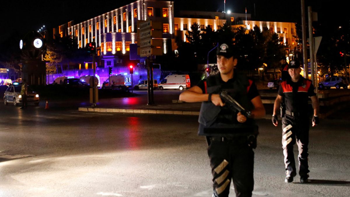 El primer ministro de Turquía denuncia un golpe militar en curso contra su Gobierno