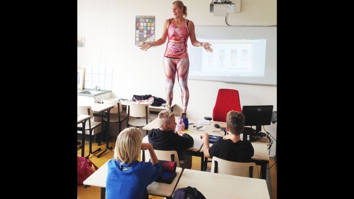 Una profesora enseña anatomía a sus alumnos con un disfraz
