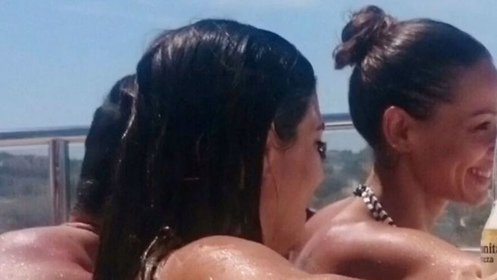Barco, amigos, amor: las románticas vacaciones de Eva González y Cayetano