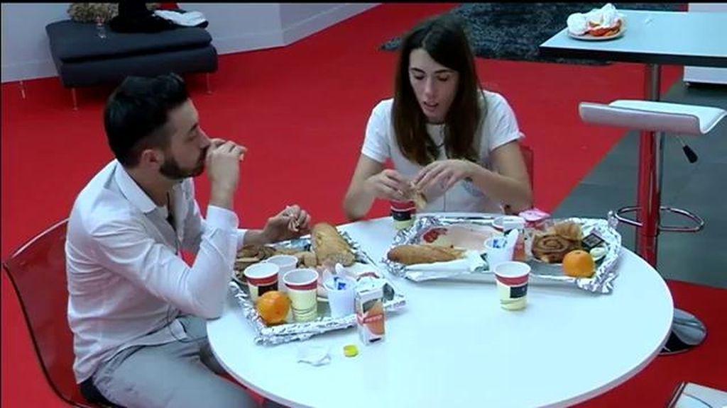 El vasco compartió cama con su amiga especial pero terminó durmiendo con Han