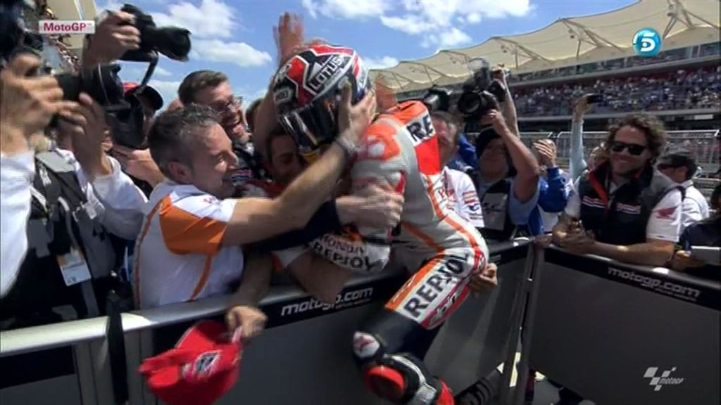 La felicitación de Rossi a Márquez y la celebración de Marc, en fotos