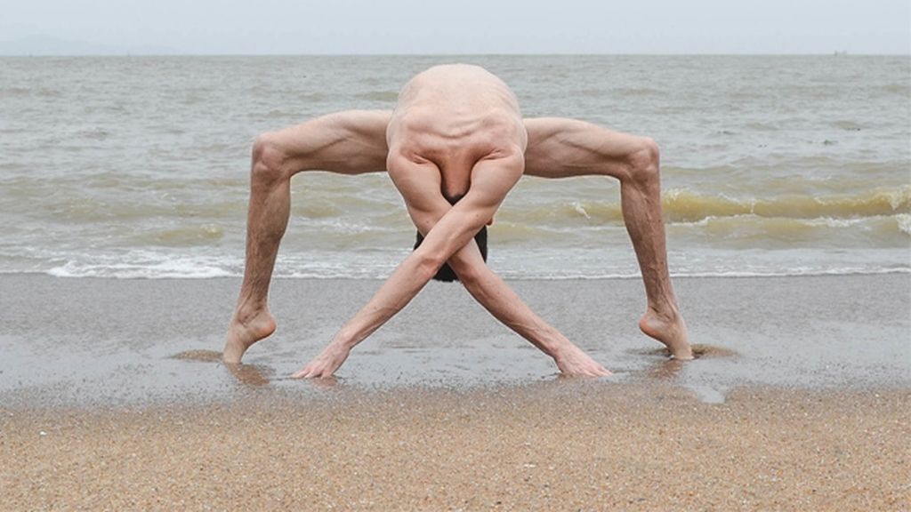 El contorsionista que transforma su cuerpo