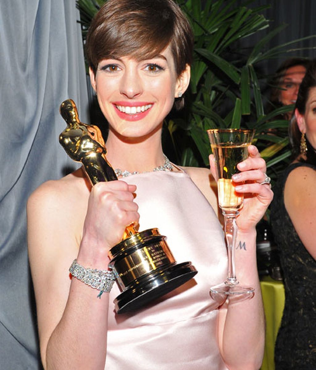 Anne Hathaway brinda por su Oscar