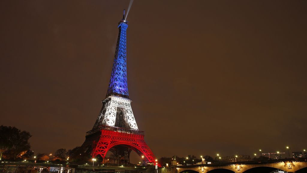 La Torre Eiffel, iluminada tras los ataques terroristas en la capital francesa