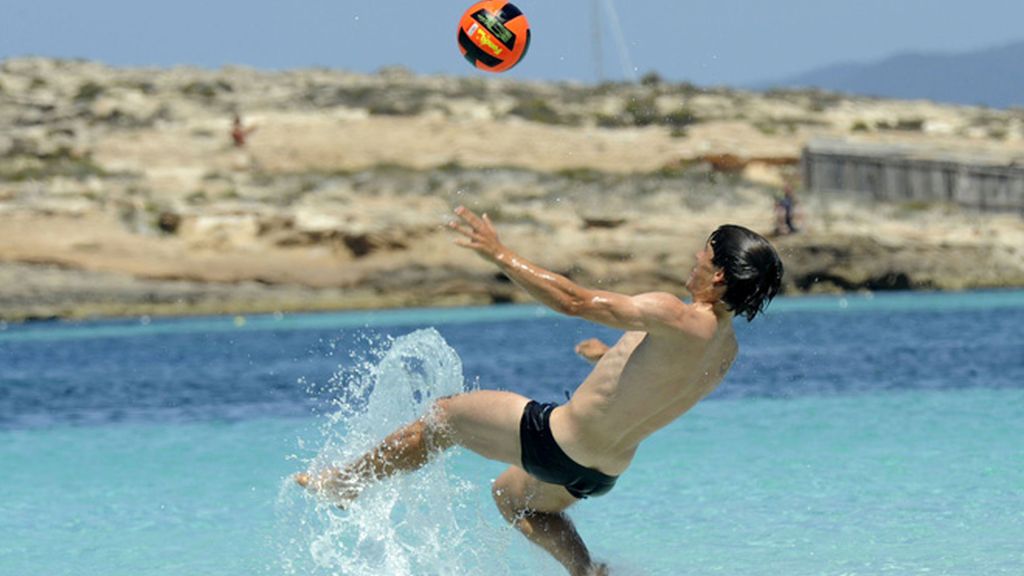 Bojan anhela volver a jugar con España... tomando el sol en buena compañía