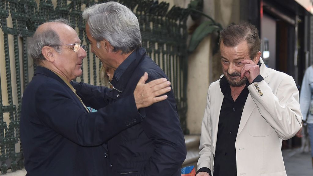 Emilio Gutierrez Caba, Imanol Arias y Juan Diego, en la capilla ardiente
