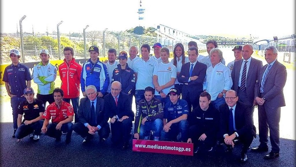 Foto de familia en la parrilla de salida