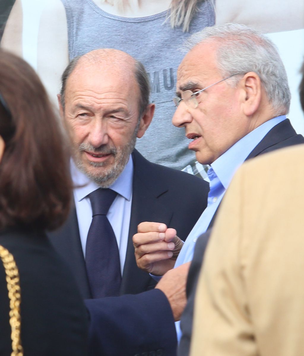 Sus compañeros de partido y amigos arropan a la familia