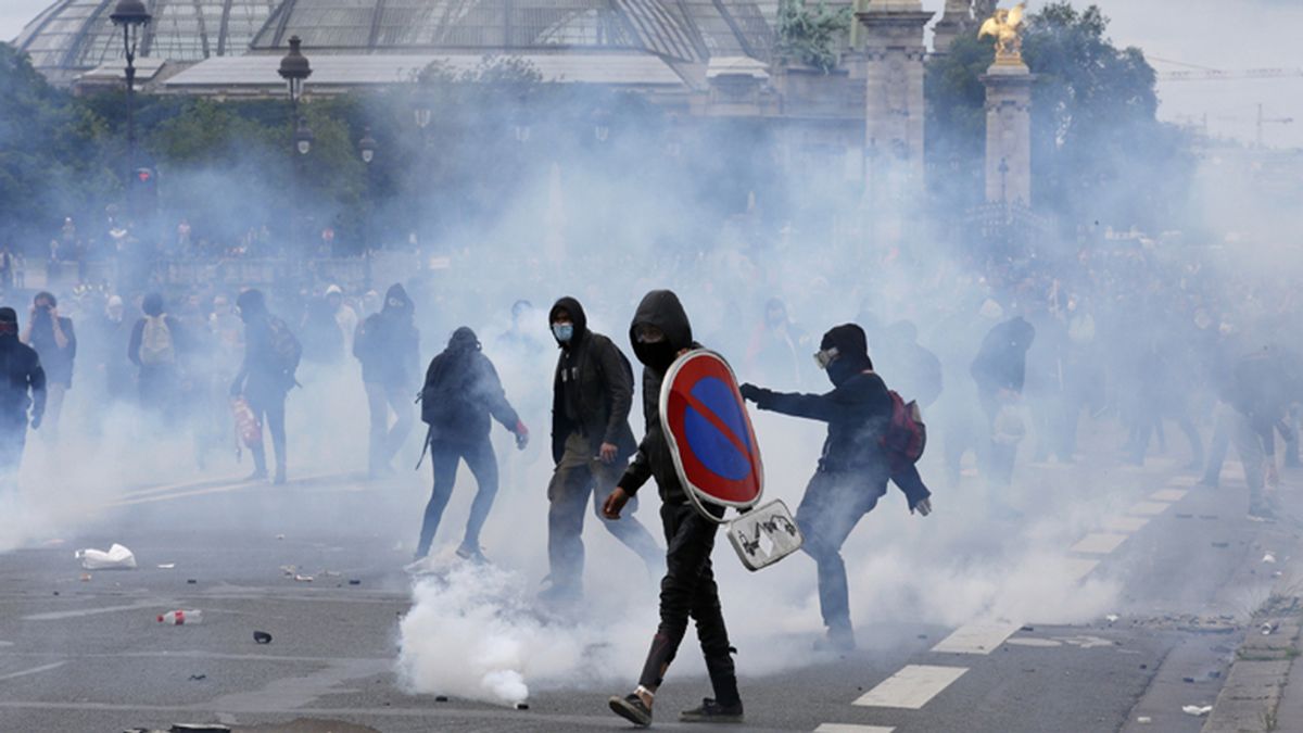 Medio centenar de detenidos y 40 heridos en la protesta por la reforma laboral en París
