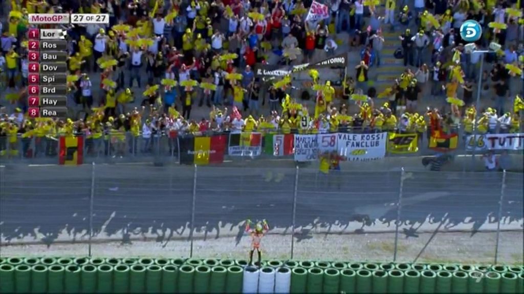 Rossi anima a sus aficionados desde el otro lado de la valla