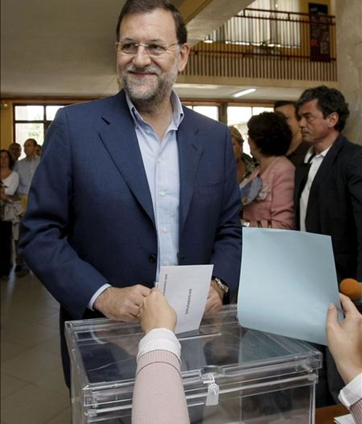 El presidente del Partido Popular, Mariano Rajoy, ejerce su derecho al voto para las elecciones al Parlamento Europeo en el colegio Bernardette, de Madrid. EFE