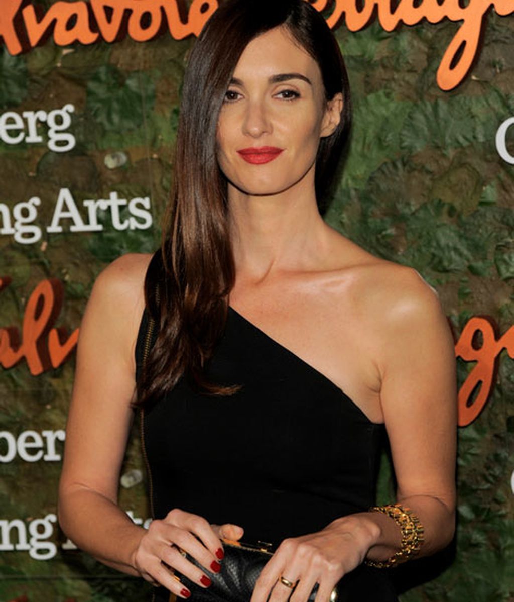 Completó su look con detalles dorados