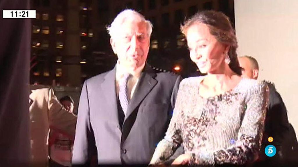Isabel Preysler y Vargas Llosa, juntos de la mano en la alfombra roja