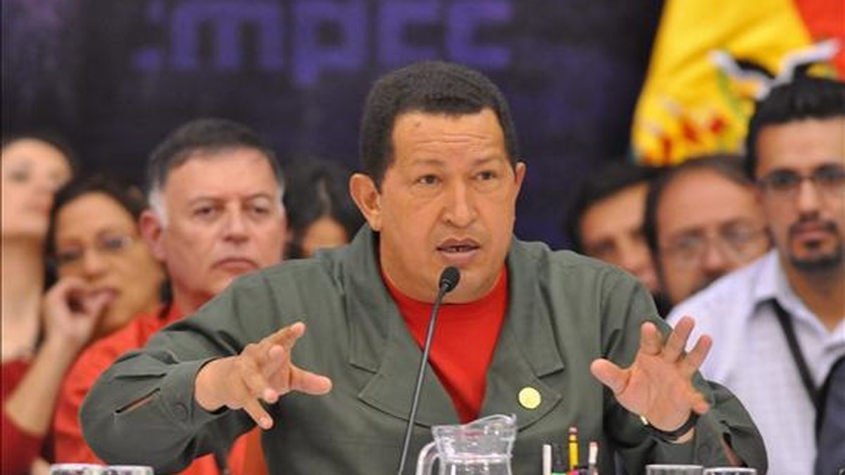 El presidente venezolano, Hugo Chávez (en la foto)  manifestó que su homólogo de Colombia, Álvaro Uribe, debería consultar un psiquiatra "porque está descocado, enfermo de odio".  EFE/Archivo