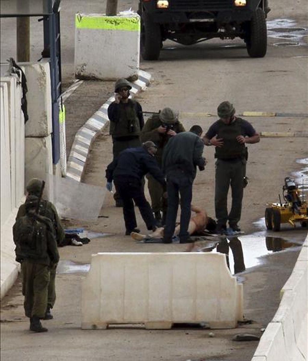 Soldados israelíes rodean el cadáver del joven palestino Khaldon Samodi, supuestamente muerto tras ser disparado por los soldados en el puesto de control fronterizo de Hamra, al este de Naplusa (Cisjordania), hoy, 8 de enero de 2011. EFE Soldados israelíes rodean el cadáver del joven palestino Khaldon Samodi, supuestamente muerto tras ser disparado por los soldados en el puesto de control fronterizo de Hamra, al este de Naplusa (Cisjordania), hoy, 8 de enero de 2011. EFE
