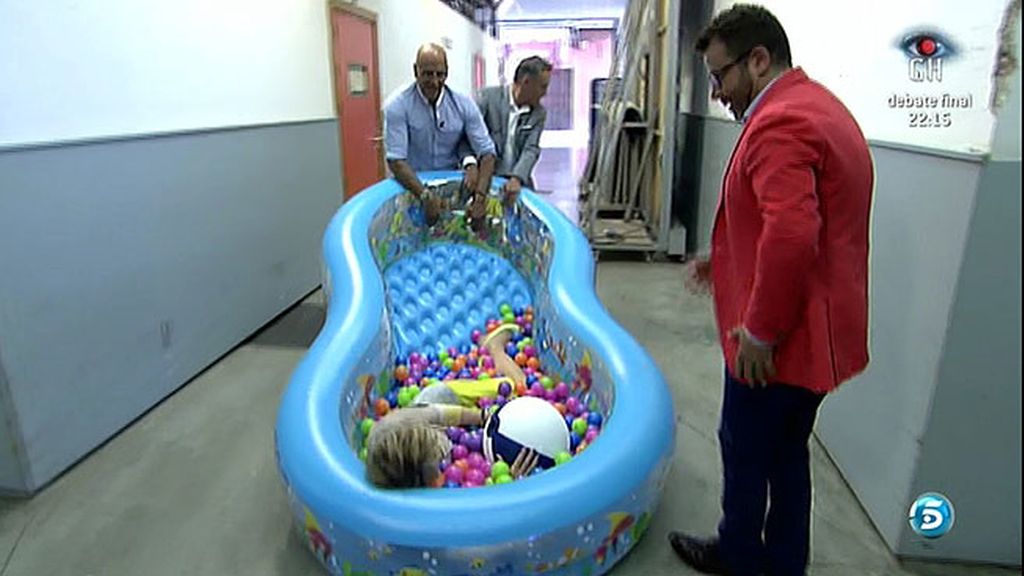 Kiko Hernández y Kiko Matamoros pasean a Karmele Marchante en piscina