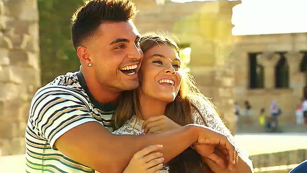 Triana le roba un beso a un pretendiente en la primera cita por primera vez