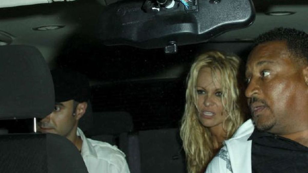 Pamela Anderson completamente borracha a la salida de un pub