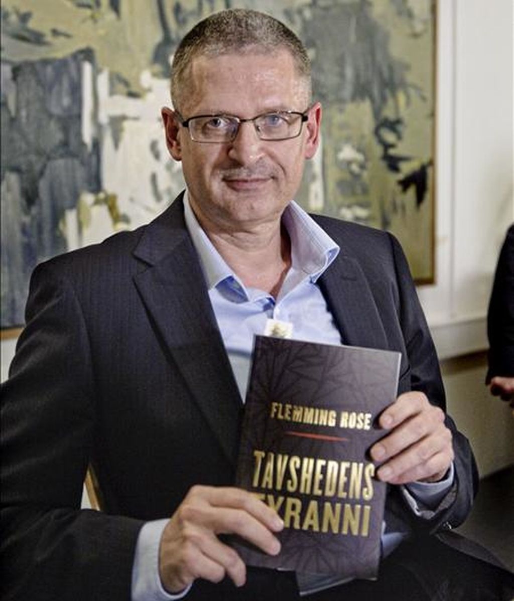Flemming Rose, redactor jefe de Cultura del periódico danés "Jyllands-Posten" posa con su nuevo libro, "Tavshedens tyranni" (La tiranía del silencio), durante una rueda de prensa en Politiken Hus, Copenhague (Dinamarca). EFE/Archivo Flemming Rose, redactor jefe de Cultura del periódico danés "Jyllands-Posten" posa con su nuevo libro, "Tavshedens tyranni" (La tiranía del silencio), durante una rueda de prensa en Politiken Hus, Copenhague (Dinamarca). EFE/Archivo
