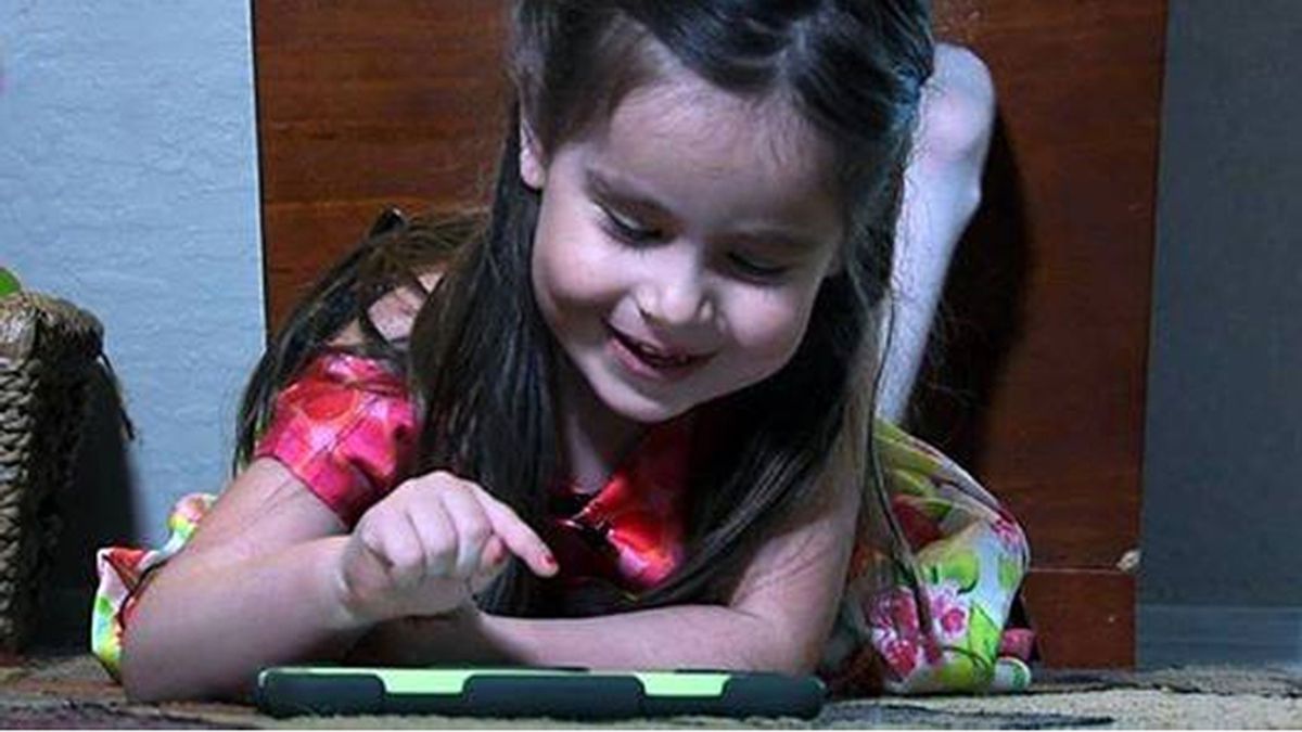 Una niña superdotada de 3 años aprende español con un iPad