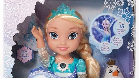 Los padres a la caza de las muñecas de la película Frozen