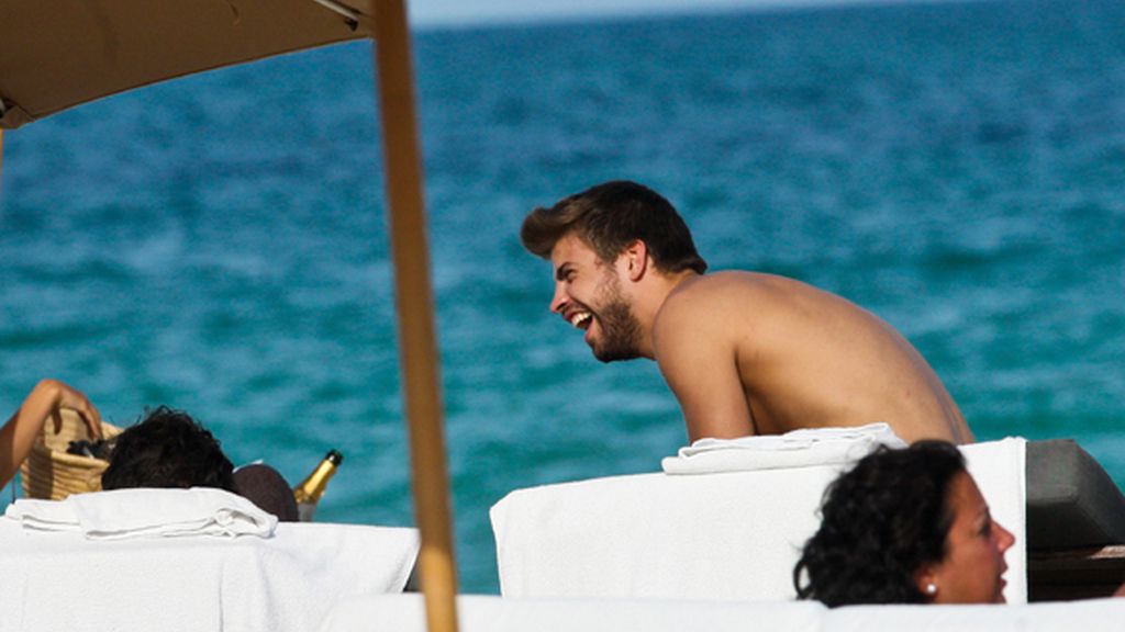 Piqué se divierte en la playa sin Shakira
