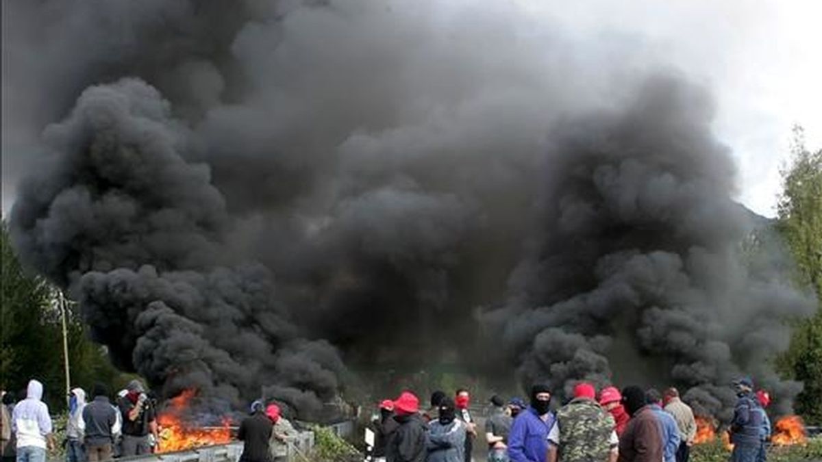 Imagen de la autovía A-66 (Asturias-León) que ha sido cortada al tráfico en ambos sentidos desde las 09:50 horas por una serie de hogueras hechas por unos 150 mineros, que protestan por la situación del sector y piden que se aprueben las ayudas para el carbón autóctono. EFE Imagen de la autovía A-66 (Asturias-León) que ha sido cortada al tráfico en ambos sentidos desde las 09:50 horas por una serie de hogueras hechas por unos 150 mineros, que protestan por la situación del sector y piden que se aprueben las ayudas para el carbón autóctono. EFE