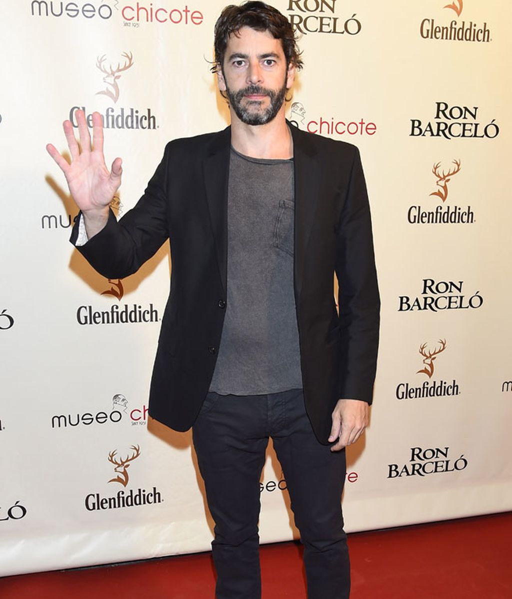 Eduardo Noriega, americana negra y básica gris