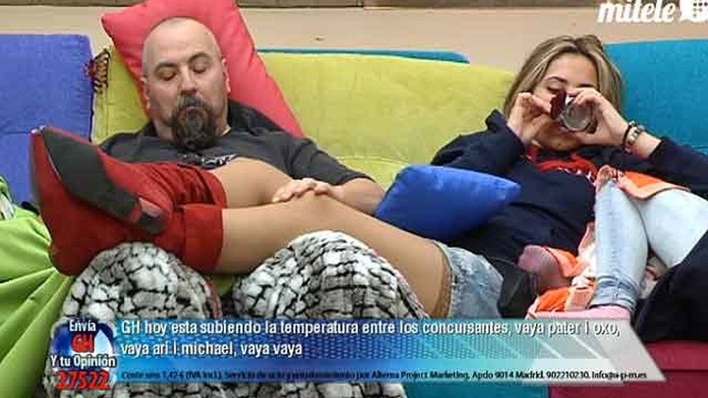 Juan, además de dejarse querer, también se deja depilar las cejas...