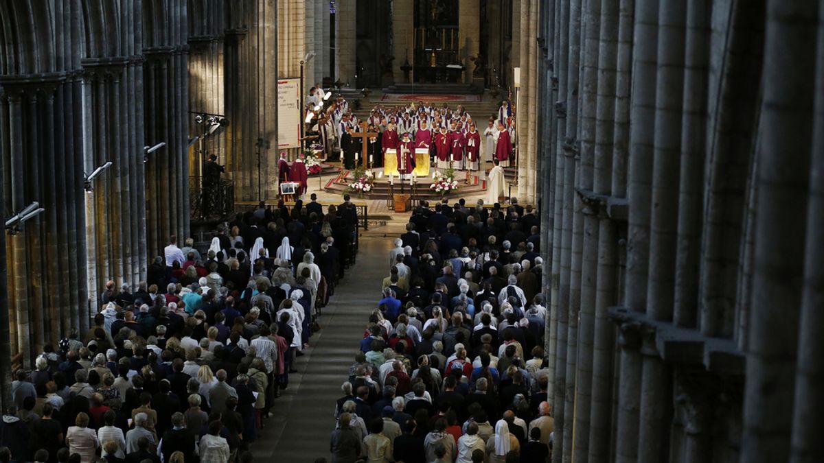 Más de 2.000 personas despiden al sacerdote Jacques Hamel en la catedral de Ruan