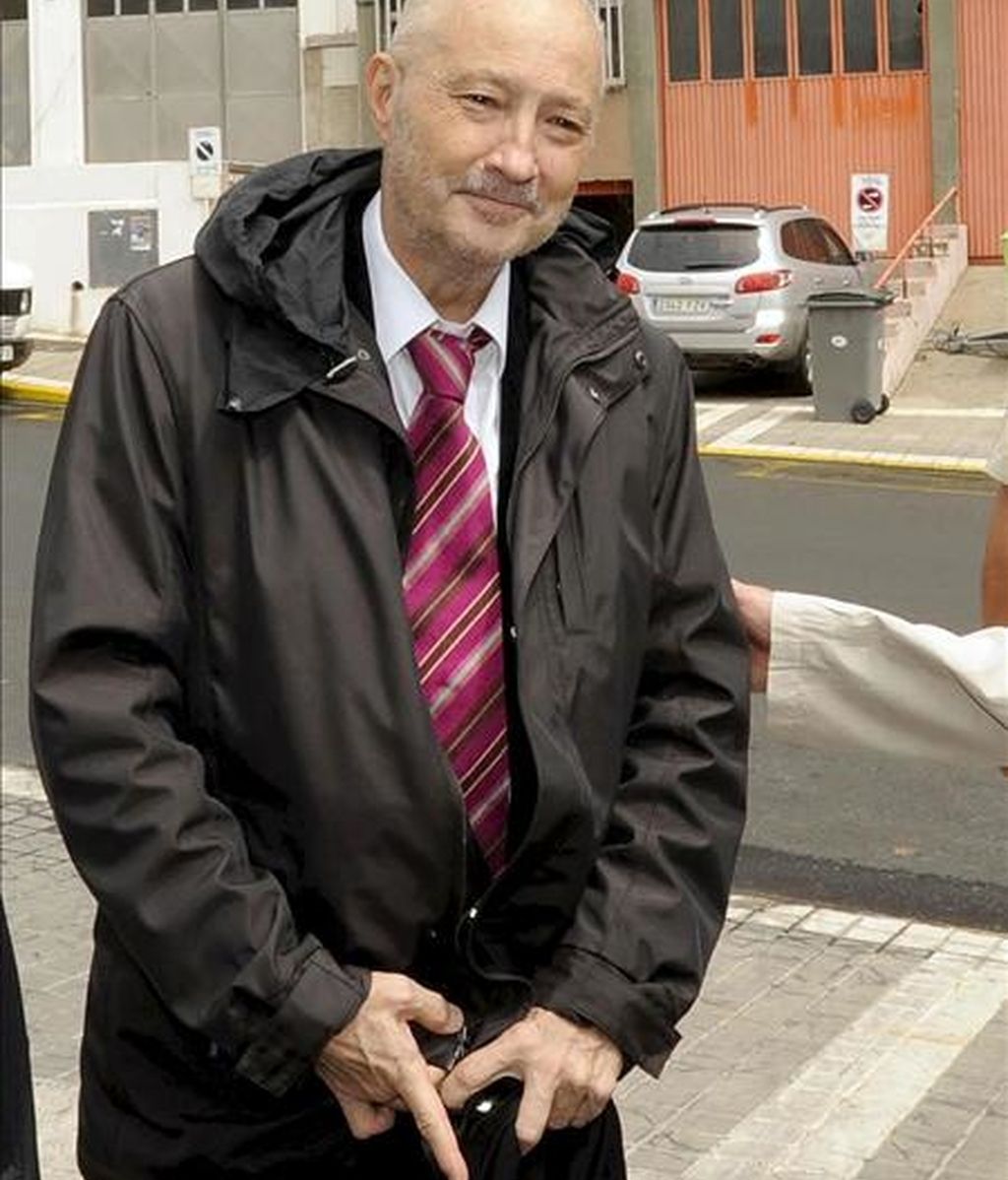 Imagen de archivo (14/06/2010), en su última aparición pública, del ex presidente del Gobierno de Canarias Adán Martín que falleció, a los 66 años de edad, en la madrugada de hoy en el Hospital Clínico de Barcelona, donde se encontraba ingresado desde el pasado verano para ser tratado del cáncer que padecía desde hace más de diez años. EFE Imagen de archivo (14/06/2010), en su última aparición pública, del ex presidente del Gobierno de Canarias Adán Martín que falleció, a los 66 años de edad, en la madrugada de hoy en el Hospital Clínico de Barcelona, donde se encontraba ingresado desde el pasado verano para ser tratado del cáncer que padecía desde hace más de diez años. EFE
