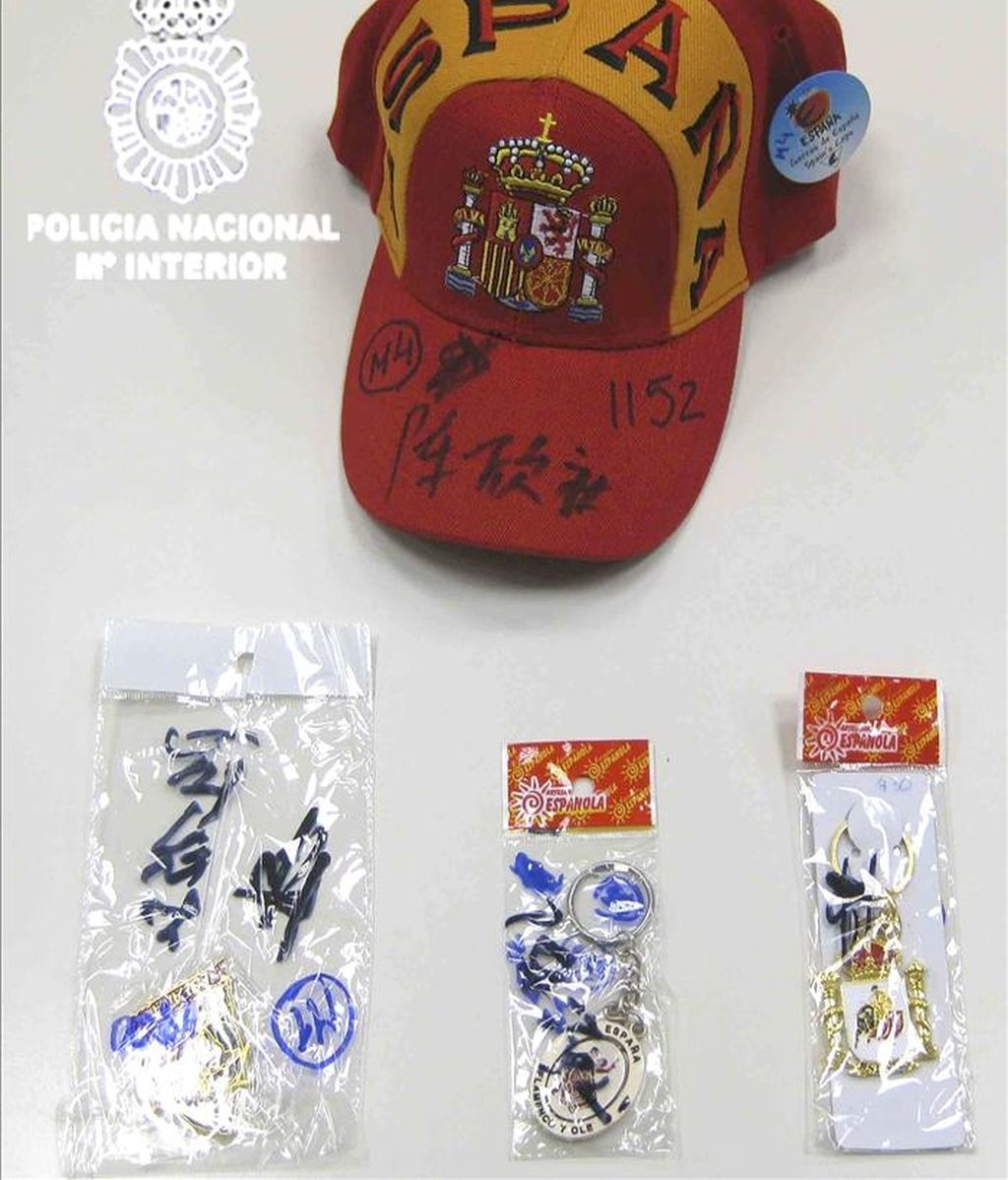 Fotografía facilitada por el Ministerio del Interior a raíz de una operación en la que ha decomisado más de 13.000 artículos de "merchandising" falsos para turistas que se encontraban en un almacén y en un local en Fuenlabrada y que tienen un valor aproximado de 40.000 euros. EFE