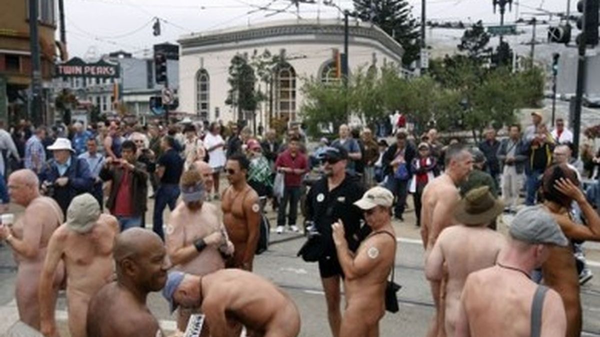Los nudistas se manifestaron en Castro, cuna del movimieno gay en los años 60, para protestar contra el nudismo, un derecho de los ciudadanos de San Francisco.
