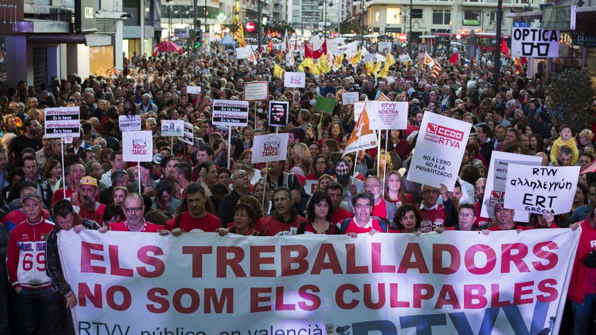 Una multitudinaria manifestación recorre Valencia contra el cierre de la radiotelevisión pública