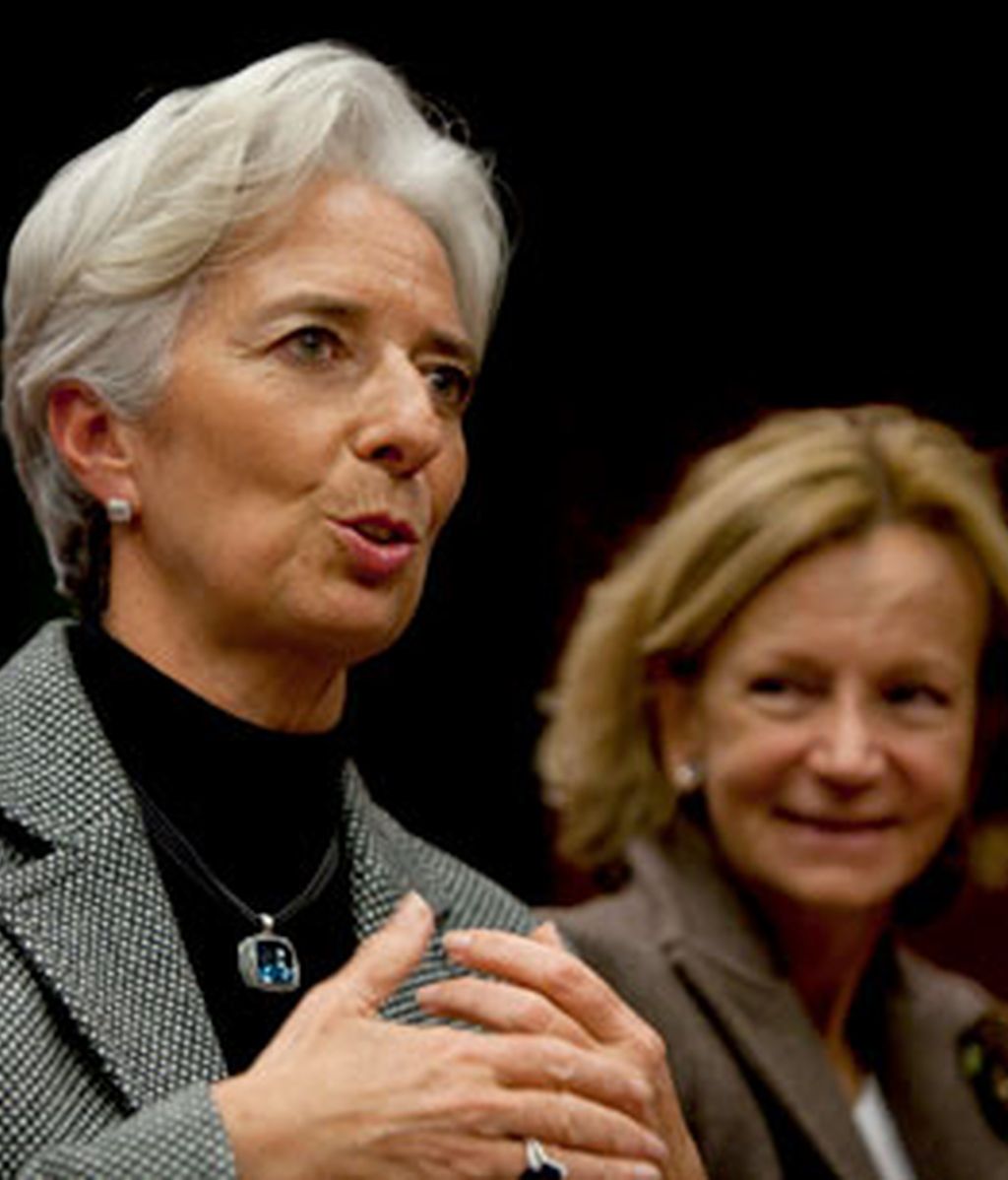 La ministra de Economía española, Elena Salgado, atiende a la ministra francesa de Economía, Christine Lagarde, al comienzo de la reunión de ministros de Finanzas de la zona euro celebrada en Bruselas. Foto: EFE.