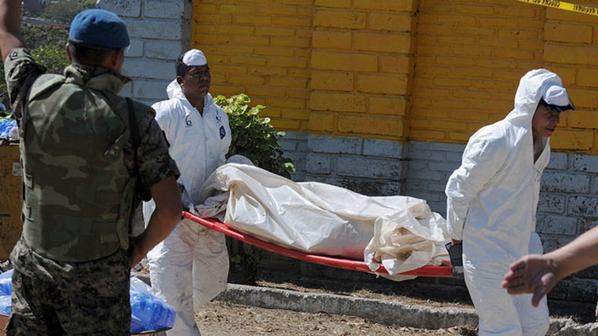 Los operarios sacan cadáveres de la cárcel de Honduras