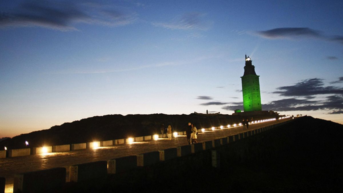 La Torre de Hércules se ilumina de verde para conmemorar al patrón de Irlanda