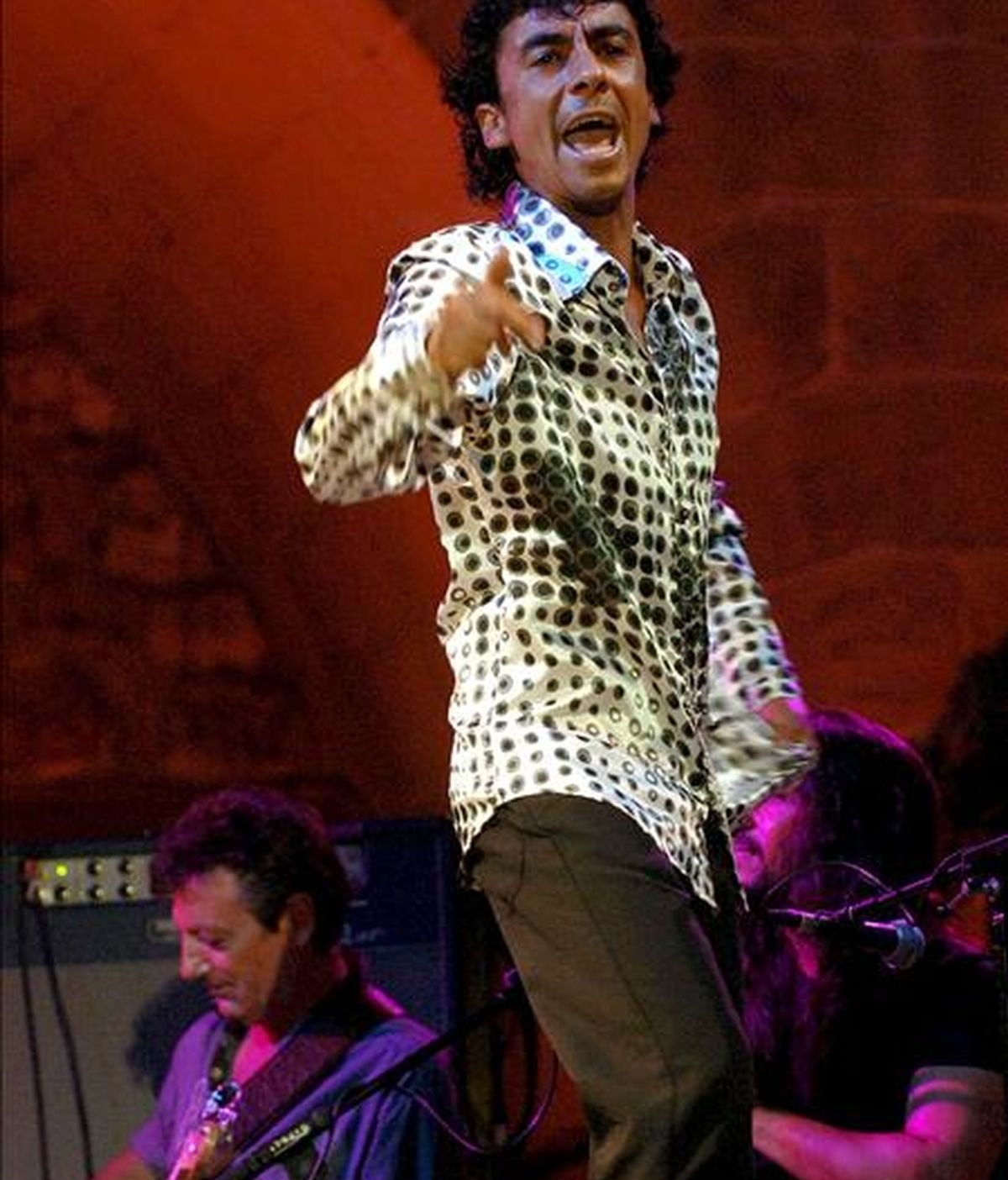 En la imagen, el bailaor "Tomasito", durante su actuación, en julio de 2006, junto a Chano Domínguez, en la tercera jornada del 41 Festival Internacional de Jazz de San Sebastián. EFE/Archivo