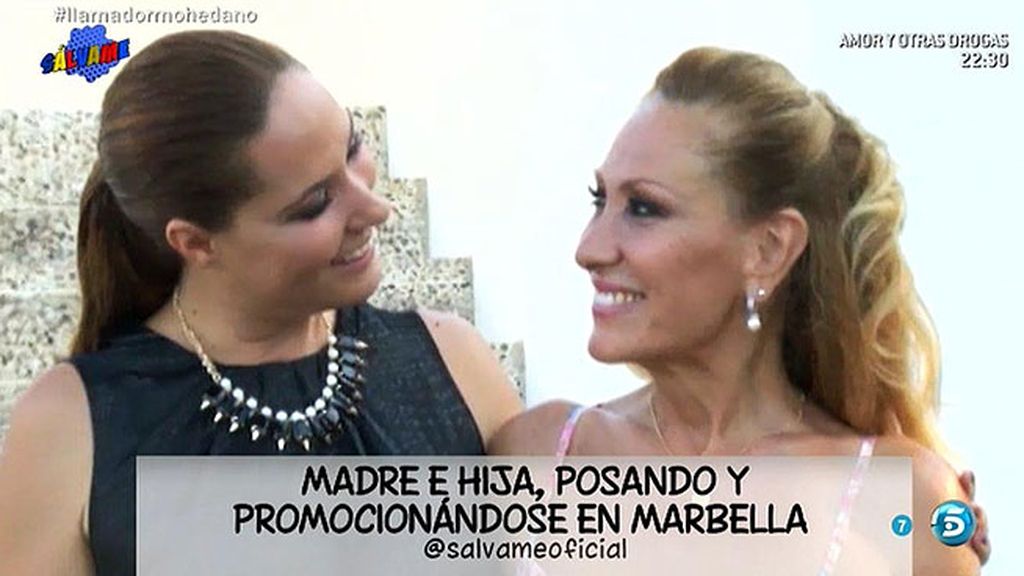 Madre e hija posan en Marbella