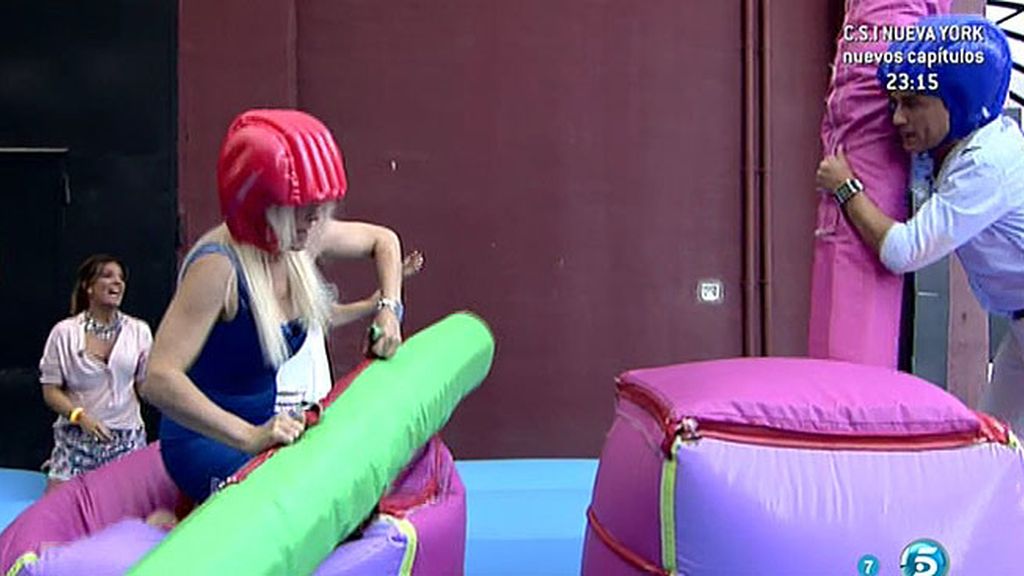 Loli Álvarez y Kiko Hernández 'luchan' cuerpo a cuerpo