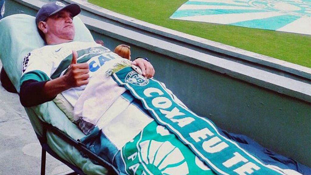 El aficionado más fiel: acude a los partidos en camilla por una enfermedad irreversible