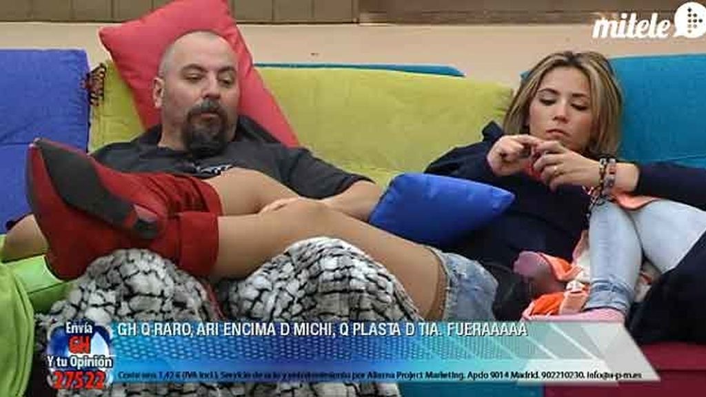 Juan, además de dejarse querer, también se deja depilar las cejas...