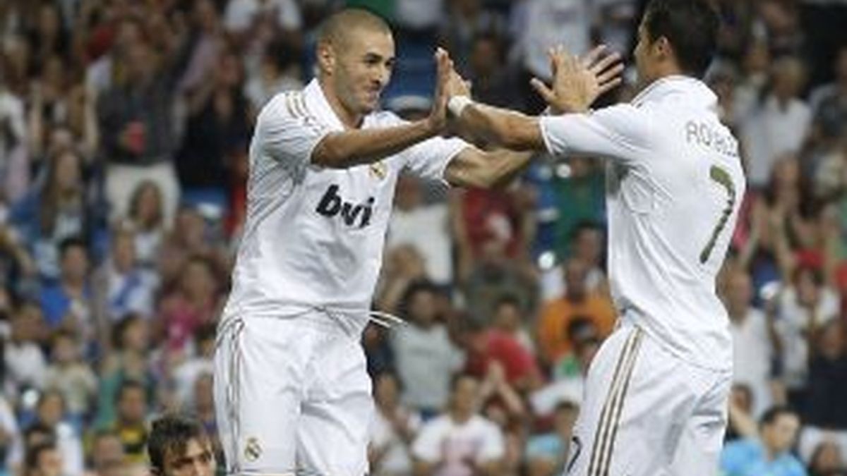 Cristiano Ronaldo celebra con Benzema. REUTERS