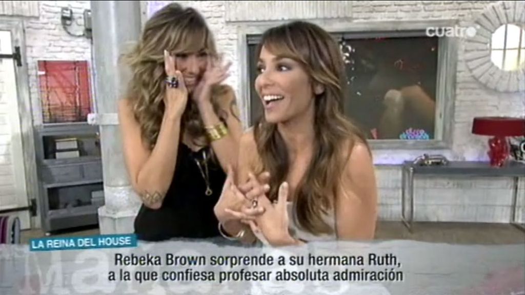 Ruth, sorprendida por su hermana, la cantante Rebeka Brown